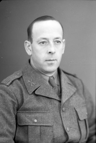 Porträtt av en herre i militäruniform. Ateljefoto.