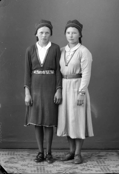 Porträtt av två flickor i samedräkter. Ateljefoto.