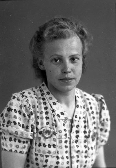 Porträtt av en dam. Ateljefoto.