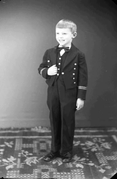 Porträtt av ett barn; en pojke. Ateljefoto.