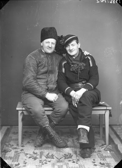 Porträtt av två herrar. Samedräkt. Ateljefoto.