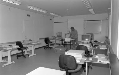 Inredning av nytt datarum för utbildningar.