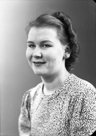 Porträtt av en dam. Ateljefoto.