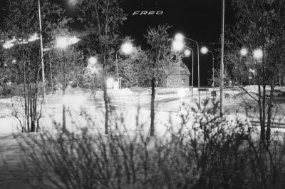 Kvällsbild Gällivare. I bakgrunden Dundret med lampor som bildar texten/budskapet "FRED", under Top of Euorope, alpina världscuptävlingarna; World Cup 1983.