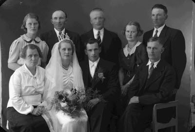 Porträtt av ett brudpar; familjefoto. Ateljefoto.