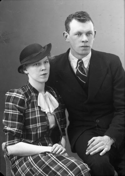 Porträtt av ett par; en dam och en herre. Ateljefoto.