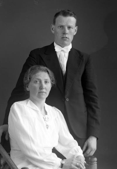 Porträtt av ett par; en herre och en dam. Ateljefoto.