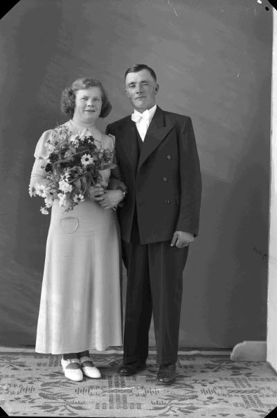 Porträtt av ett brudpar. Ateljefoto.