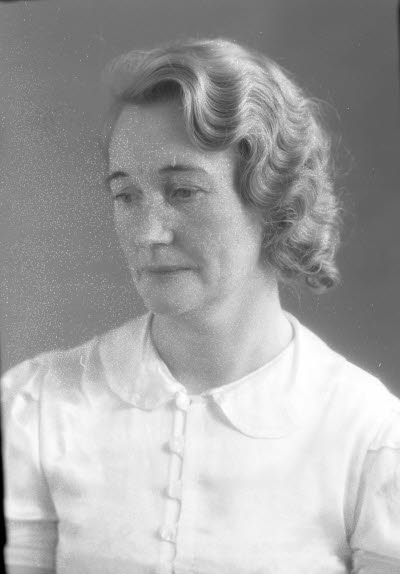 Porträtt av en dam. Ateljefoto.