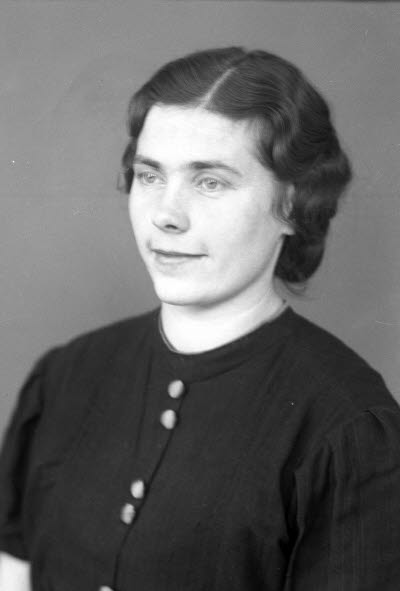 Porträtt av en dam. Ateljefoto.