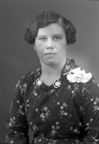 Porträtt av en dam. Ateljefoto.