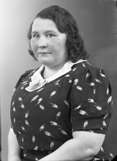 Porträtt av en dam. Ateljefoto.