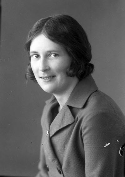 Porträtt av en dam. Ateljefoto.