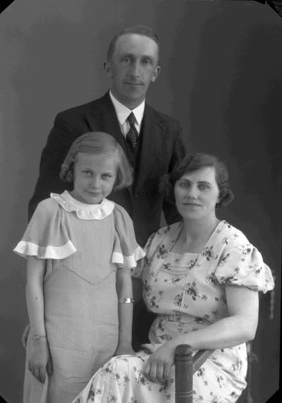 Porträtt av en herre, en dam och ett barn, flicka. Ateljefoto.