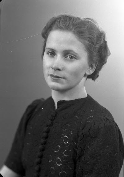 Porträtt av en dam. Ateljefoto.