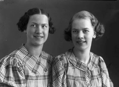 Porträtt av två damer. Ateljefoto.