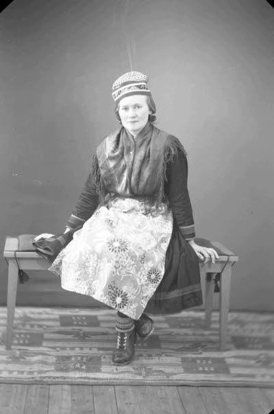 Porträtt av en dam i folkdräkt.