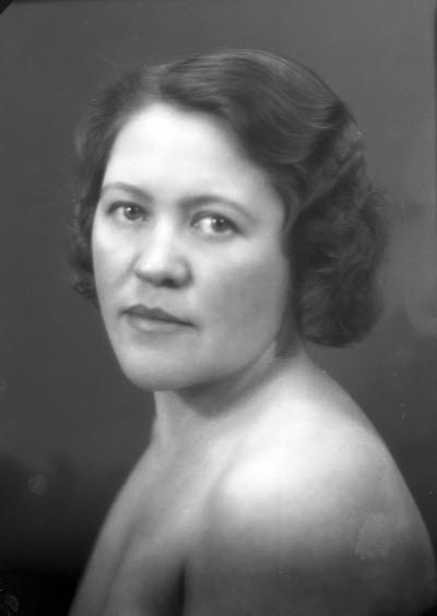 Porträtt av en dam. Ateljefoto.