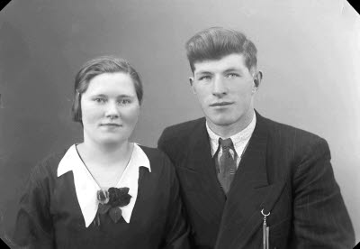 Porträtt av ett par; en dam och en herre. Ateljefoto.