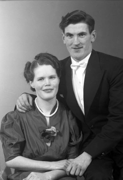 Porträtt av ett par; en herre och en dam. Ateljefoto.