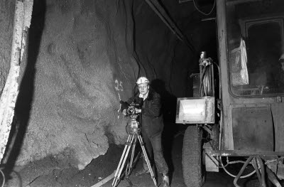 Fordon och personal under jord.