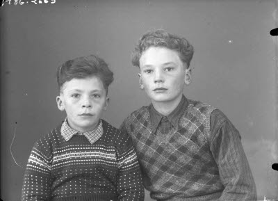 Porträtt av två barn.