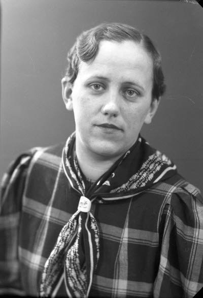 Porträtt av en dam. Ateljefoto.