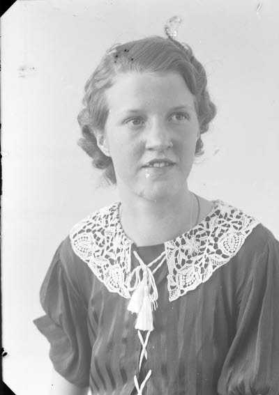 Porträtt av en dam. Ateljefoto.