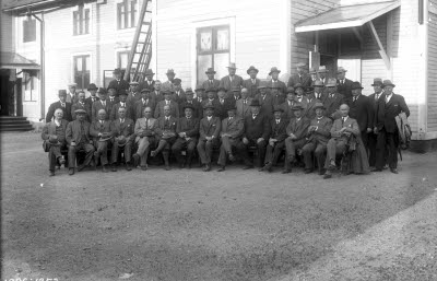 Stor grupp herrar. Oidentifierade.