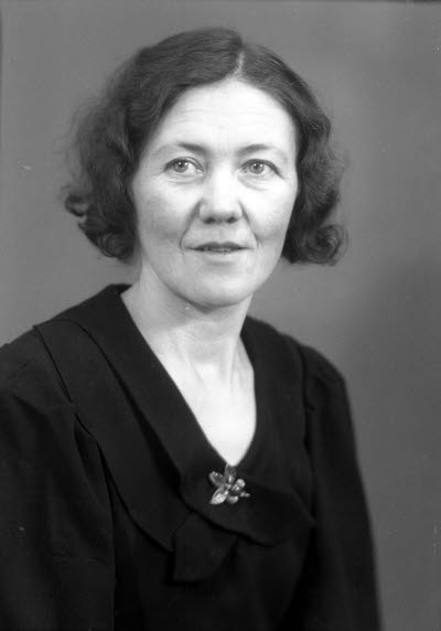 Portätt av en dam. Ateljefoto.