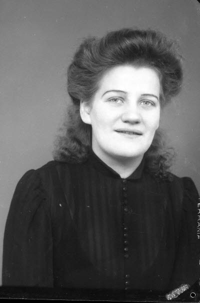 Porträtt av en dam. Ateljefoto.