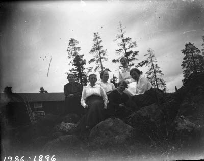 Ute i naturen; sex damer. Sjuksköterska? Oidentifierade.