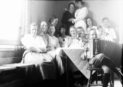 Ett sällskap glada damer med dragspel. Oidentifierade.