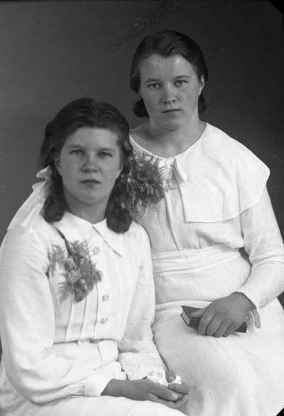 Porträtt av två flickor. Ateljefoto.