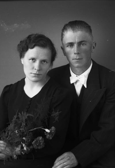 Porträtt av ett brudpar. Ateljefoto.