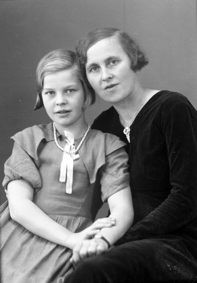 Porträtt av två damer. Ateljefoto.