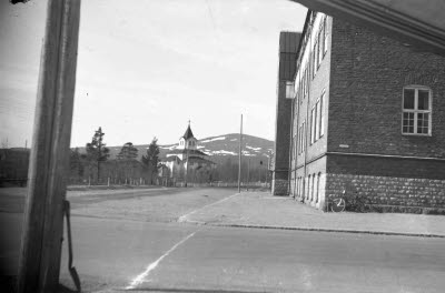 Kyrkallén mot kyrkan; Centralskolans husfasad t.h. i bild.