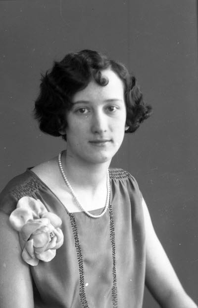 Porträtt av en dam. Ateljefoto.