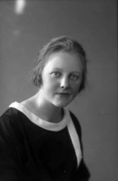 Porträtt av en dam. Ateljefoto.