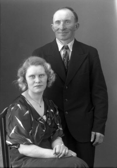 Porträtt av ett par; en herre och en dam. Ateljefoto.