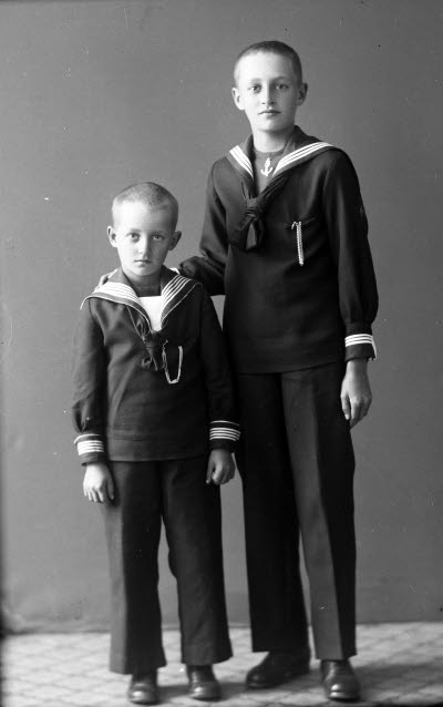 Porträtt av 2 barn, pojkar. Ateljefoto.