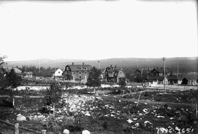 Patjanen i bakgrunden.