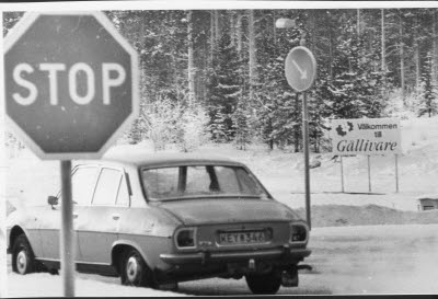 Korsningen mot Dundret, Gällivare. Väg, personbil, välkomstskylt.