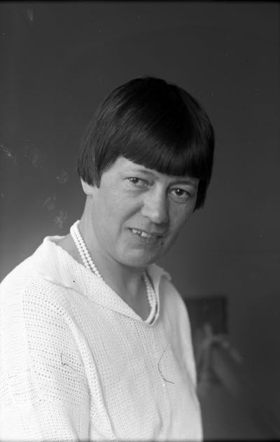 Porträtt av en dam. Ateljefoto.