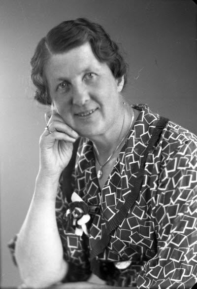 Porträtt av en dam. Ateljefoto.