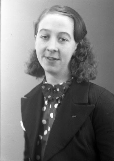 Porträtt av en dam. Ateljefoto.