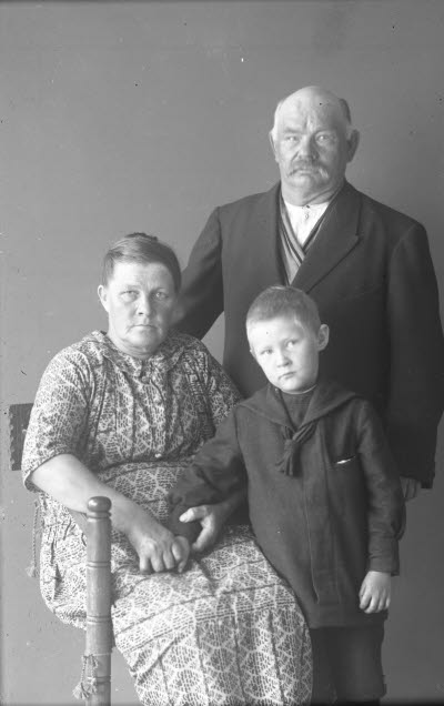 Porträtt av familj. Familjefoto.