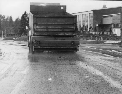 Parkgatan, Gällivare. Lastbil; vägverket sandar. Före halkan.