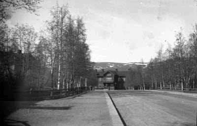 Malmbergsvägen; järnvägsstationen.