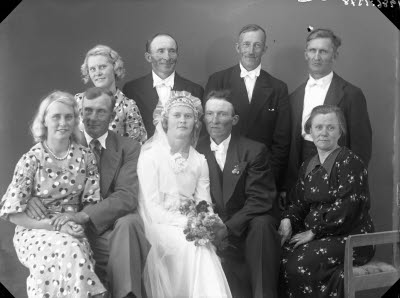 Gruppbild bröllop, brudpar. Ateljefoto.